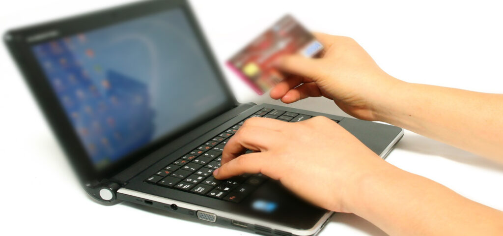 mujer comprando en pc